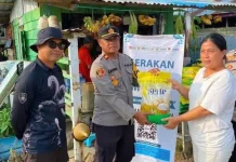 Polsek Tanjung Palas Barat Bantu Distribusi Beras SPHP