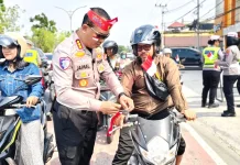 Polantas Karib Bagikan Ribuan Bendera, Semangat Kemerdekaan Didorong Lewat Terti