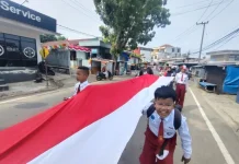 Warga Karang Anyar Kirab Bendera Merah Putih 81 Meter di HUT RI