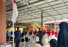 Cucu dan Nenek di Sebatik Bersatu Kibarkan Merah Putih di HUT ke-81 RI