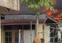 Tiga Rumah Terbakar di Karang Balik, Damkar Tembus Padatnya Warga saat Padamkan Api