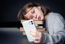 Kebiasaan "Scroll Sampe Mager", Diam-Diam Ngerusak Kesehatan