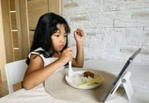 Kurangi Kebiasaan Makan Sembari Menonton atau Melihat Gawai