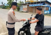 Cegah Gangguan Kesehatan, Polsek Sekatak Bagikan Masker Gratis