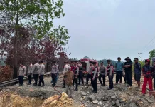 Kapolres Tinjau Lokasi Terbakarnya Batu Bara di Pantai Amal