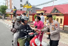 Polres Tarakan Bagikan Masker, Lindungi Warga dari Kepungan Asap Karhutla