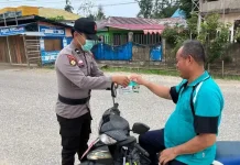 Cegah Paparan Kabut Asap, Polsek Sekatak Bagikan Masker Gratis
