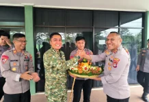 Keakraban tanpa Sekat: Kejutan Manis Polres Tarakan Sambangi Kodim 0907 di HUT TNI