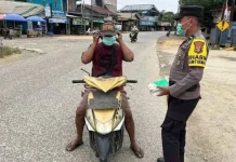 Kabut Asap Masih Terasa, Polsek Sekatak Bagikan Masker Gratis