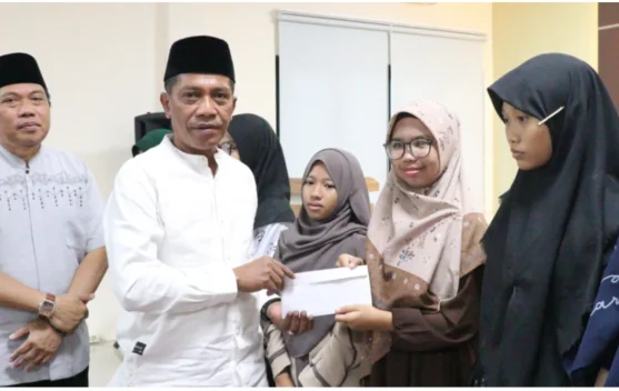 Berkah Ramadan, Kakanwil Kemenag Kaltara Serahkan Santunan Anak Yatim