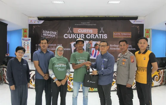 Cukur Gratis jelang Idulfitri Program PEP Sangasanga Field & PHSS Berdayakan Warga