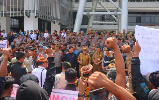 Polisi Kawal Ketat Aksi Penambang Tradisional di Kantor Gubernur Kaltara
