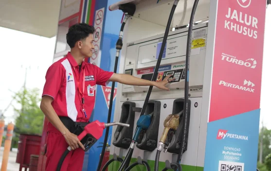 Pertamax Naik Rp3.950 per Liter : Rp12.300 per liter menjadi Rp16.250 per liter