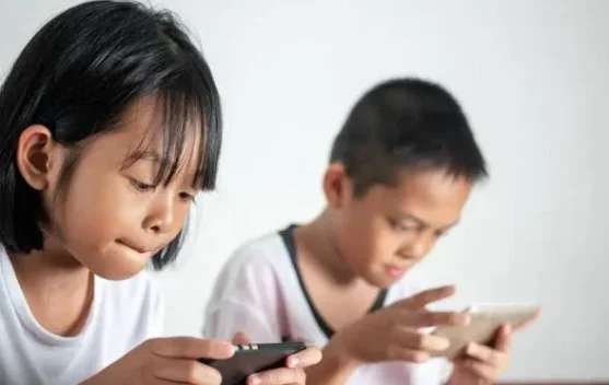Jaga Anak Dari Sisi Negatif Media Sosial