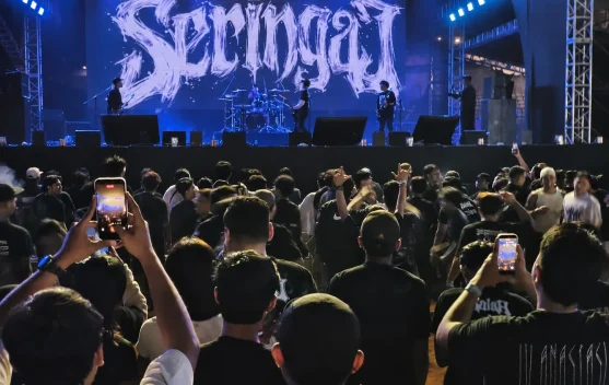 Seringai Bakar Semangat Penonton lewat Mosh Pit