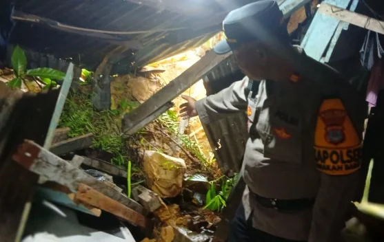 Polsek Salurkan Bantuan Korban Tanah Longsor di Selumit