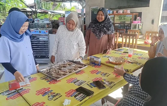 Pelatihan dan Penyusunan SOP Produksi Ikan Asin Gulama Tingkatkan Daya Saing UMKM