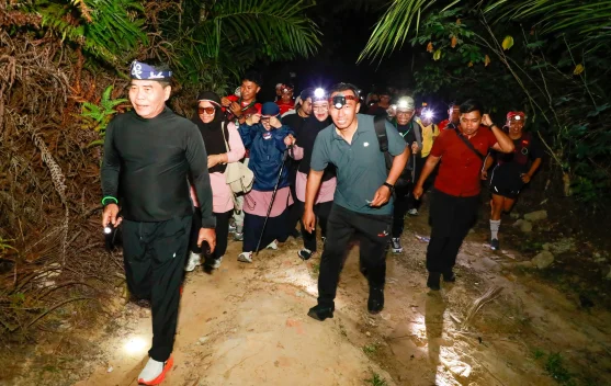 Gubernur Ikut Run Night Slipi, 600 Peserta Ramaikan Lari 7,5 Kilometer