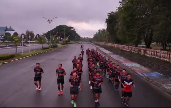 Satgas Pamtas Yonarmed 4/Parahyangan Gelar Lari Pagi Bersama di Bumi Intimung