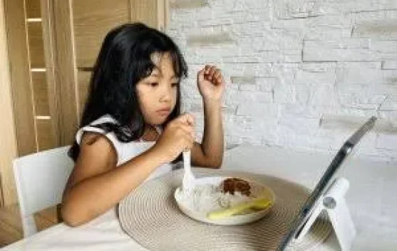 Kurangi Kebiasaan Makan Sembari Menonton atau Melihat Gawai
