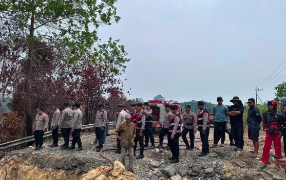 Kapolres Tinjau Lokasi Terbakarnya Batu Bara di Pantai Amal