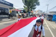 Warga Karang Anyar Kirab Bendera Merah Putih 81 Meter di HUT RI