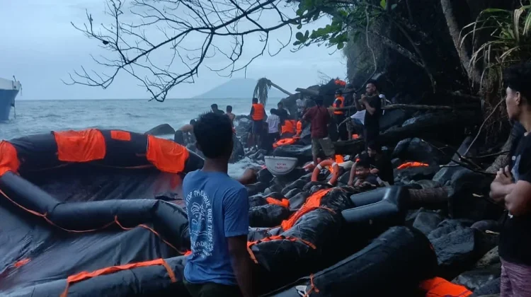 Dihantam Ombak, Penumpang KM. Intim Teratai Dievakuasi SAR