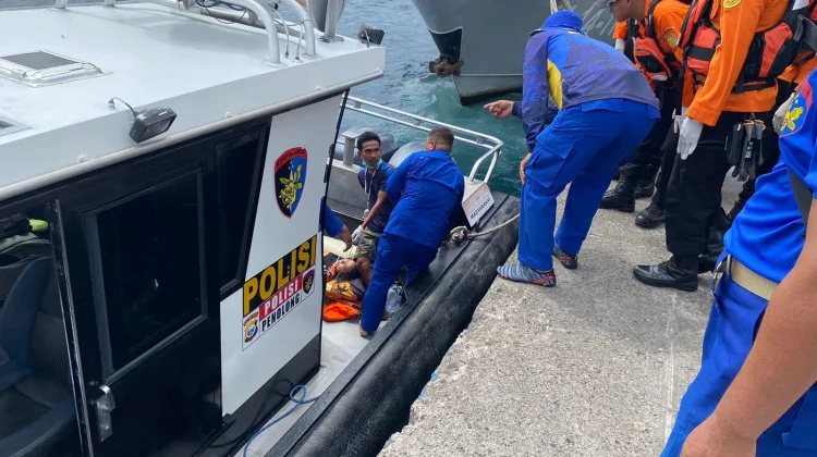 Penumpang KM. Intim Teratai Dievakuasi Kapal Polisi