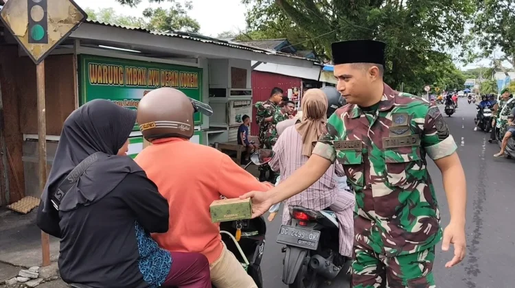 Korem 152/Baabullah Berbagi Takjil untuk Warga