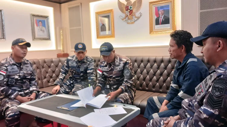 Kapal Pengangkut Ore Nikel Dilepas Lanal Ternate