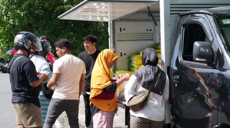 Warga Serbu Pasar Murah Pangan di Ternate