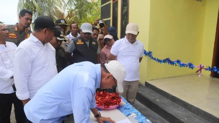 Bupati dan Wabup Halteng Serahkan 10 Unit RLH