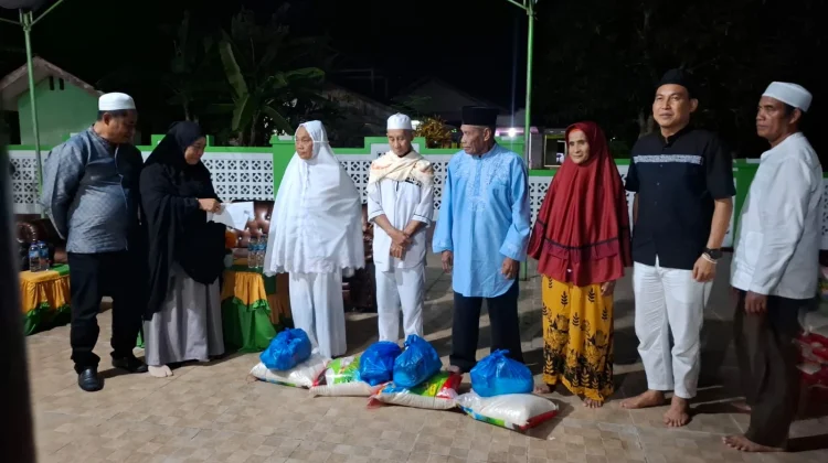 Safari Ramadan Haltim, Bupati Serahkan 50 Paket Sembako