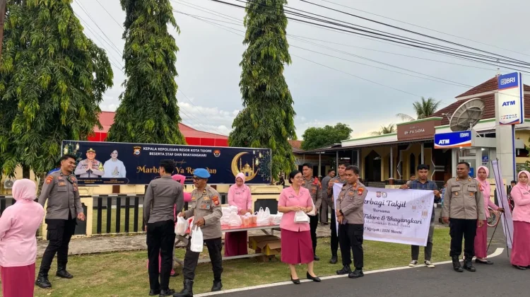 Polresta Tidore Bersama Bhayangkari Bagikan Takjil kepada Masyarakat