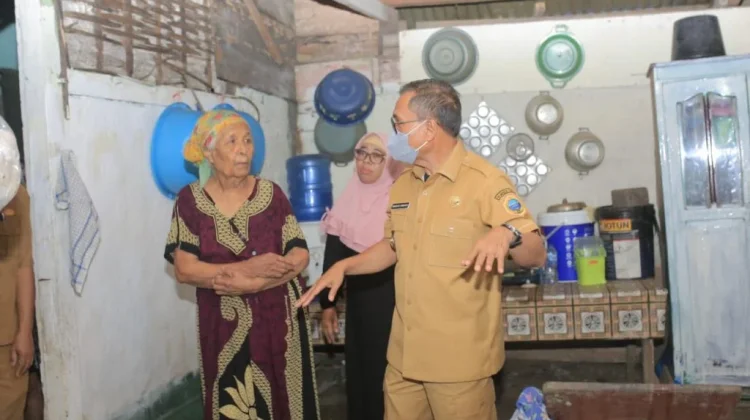 Bupati Ikram Tinjau Rumah Layak Huni Warga Weda