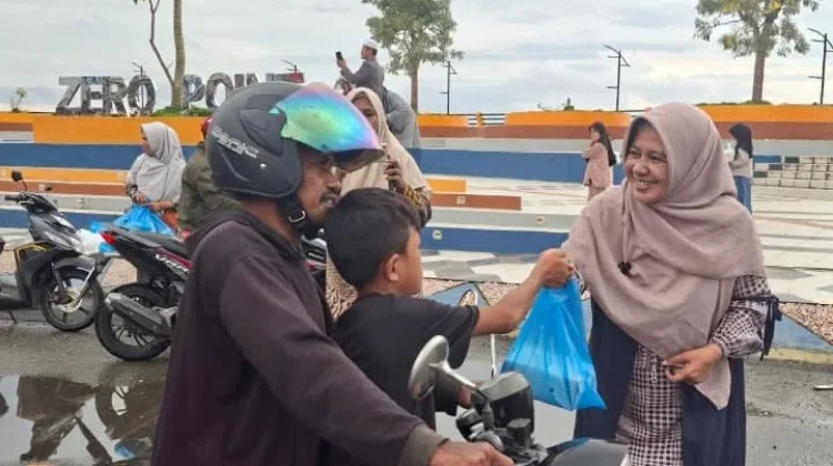 Keluarga Besar Kemenag Halmahera Selatan Berbagi Takjil Ramadan