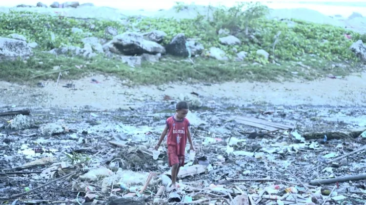 Sampah Cemari Pantai Momole, Warga Desak Tindakan Tegas