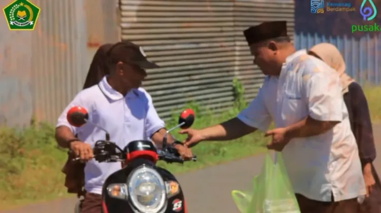 KUA Jailolo Selatan Lakukan Pembagian Takjil ke Masyarakat