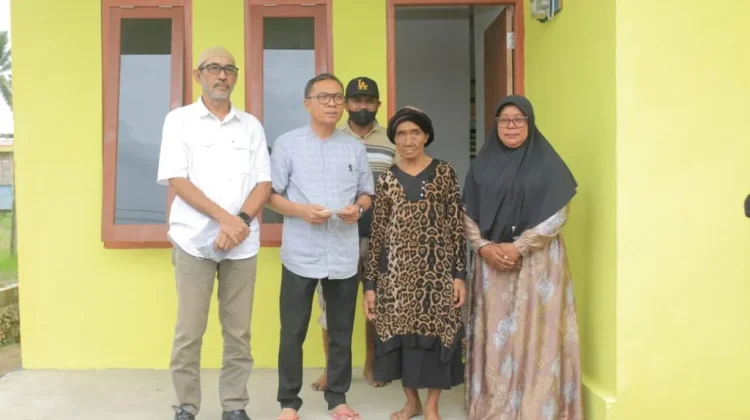 Kisah Haru Lansia Disabilitas Terima Bantuan Rumah