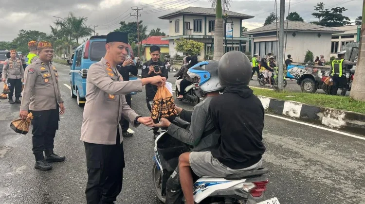 Polres Halsel Bagikan 200 Takjil di Pantai Mongga