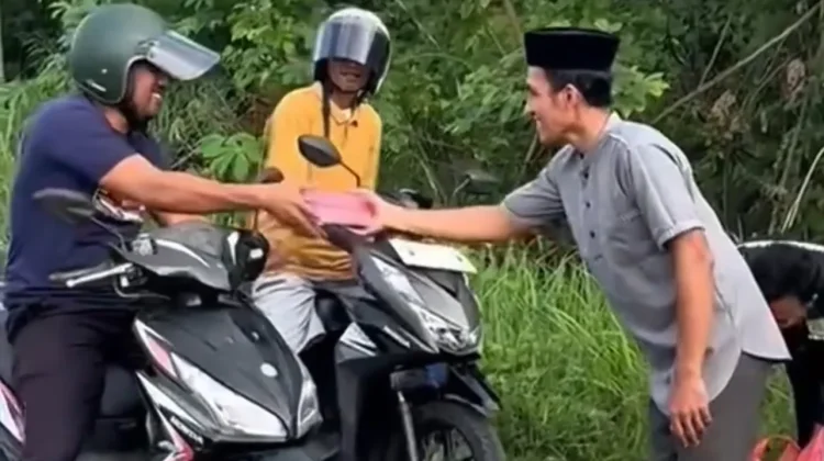 Kemenag Morotai Berbagi Takjil ke Jamaah dan Pengendara