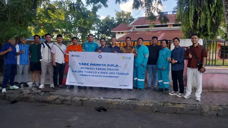 PLN UP3 Tobelo dan YBM Berbagi Takjil Ramadan