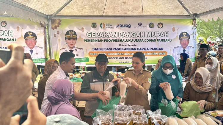 Momen Gubernur Sherly Layani Langsung Pasar Murah Sofifi