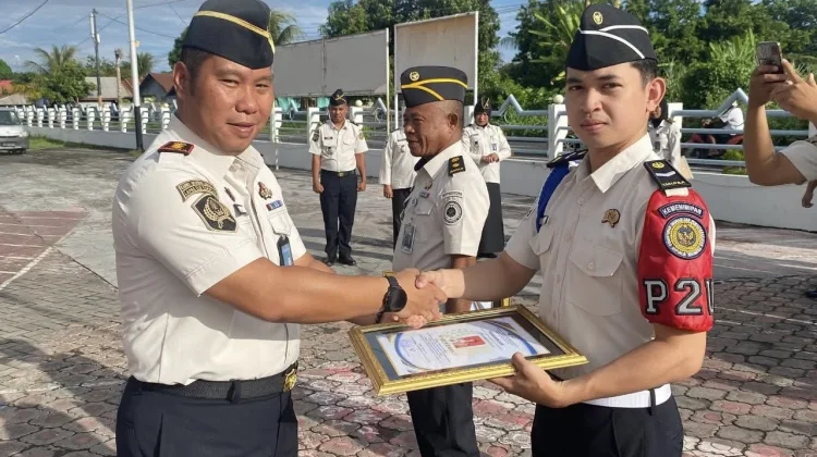 Lapas Tobelo Beri Penghargaan kepada Pegawai Teladan