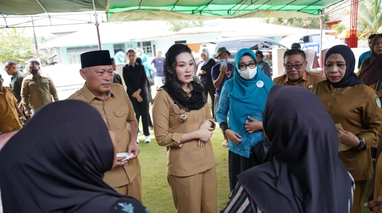 Gubernur Melayat, Serahkan Santunan untuk Keluarga Nelayan Hilang