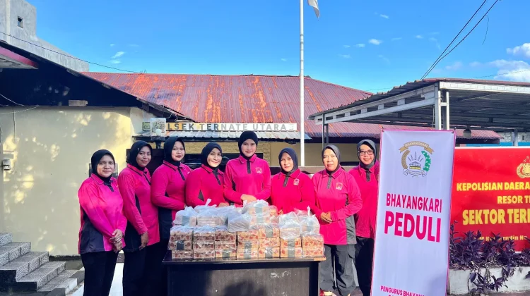 Ramadan Berbagi, Polsek Ternate Utara Bagikan Takjil
