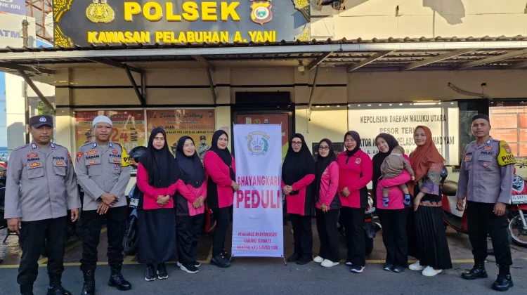 Polsek Pelabuhan Ahmad Yani Berbagi Takjil, Pererat Silaturahmi di Bulan Ramadan