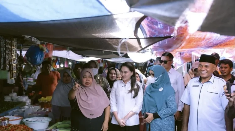 Tinjau Pasar Galala, Gubernur Sherly Dengar Keluhan Pedagang