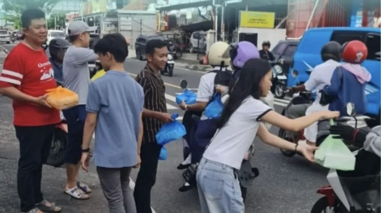 Umat Buddha Berbagi Takjil untuk Saudara Muslim di Ternate