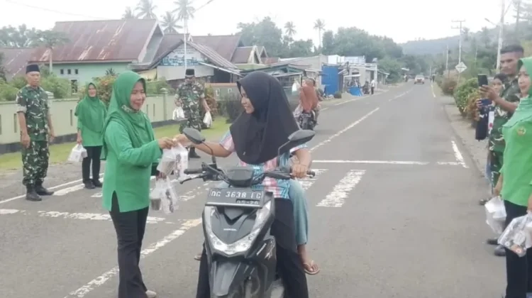 Anggota Koramil 1505-05/Sofifi dan Persit Berbagi Takjil